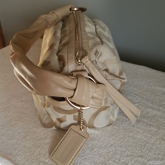 Like new! Beige And Gold Coach signature purse - Picture 4 of 10